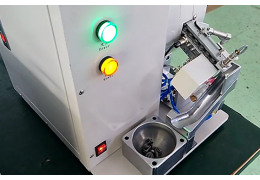 深圳鴻栢科技自主研發(fā)生產(chǎn)的螺栓計數(shù)供料機